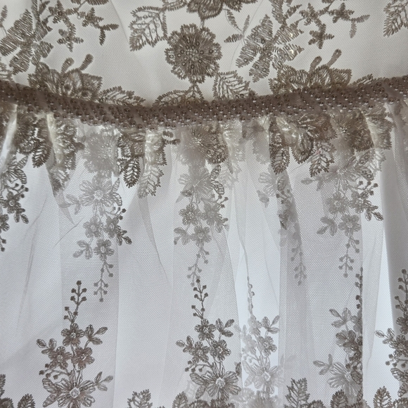 Chantilly Place Girls Formal, Jr. Bridesmaid Dresses, Size 10 White - Picture 4 of 15